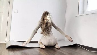 Filipinli Genç Kızın Yoga Pantolonunda Fetiş Ayak Oyunu