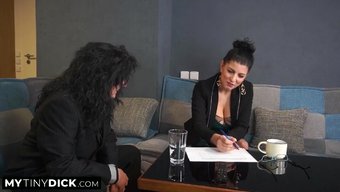 Ofis Iş Görüşmesi, Asistanı Ve Sarışınla Üçlüye Dönüşüyor
