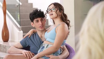 Gençler, Hustler'Da Yaşlı Çiftlerle Seks Konusunda Biraz Deneyim Kazanıyor.