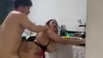 Seksi Iç Çamaşırları Içinde Bir Latin Hizmetçi, Iyi Bir Sikiş Ve Anal Seks Yaşıyor.