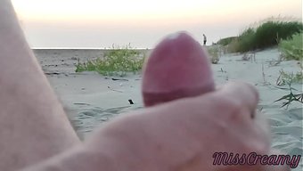 Misscreamy, Çıplaklar Plajında Bir Yabancıyı Mastürbasyon Yaparken Yakaladı Ve Adamın Boşalmasına Yardım Etti.