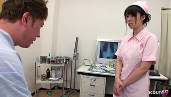 Asyalı Hemşire, Hastasını Baştan Çıkardı Ve Bu Ateşli Jav Sahnesinde Sertçe Içine Boşalttırdı.