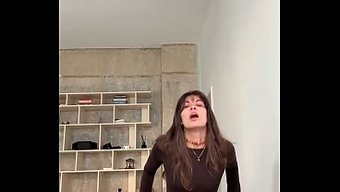 Kız Çok Heyecanlıydı Ve Adamını Okşamak Zorunda Kaldı.