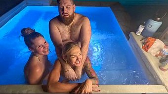 Spa Gecesi, Deliah Grace Ve Scarlett Gushes'In Aksiyonu Paylaşmasıyla Iyice Pisleşiyor.