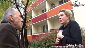 Alman Hatun, Tombul Bir Ev Hanımı Ve Onun Yaşlı Dedesiyle Fena Halde Tavlanıyor.