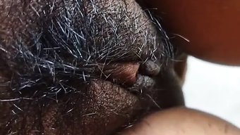 Sri Lankalı Bebek Madhu Hansi, Parmaklarıyla Tek Başına Oynamaya Dalıyor