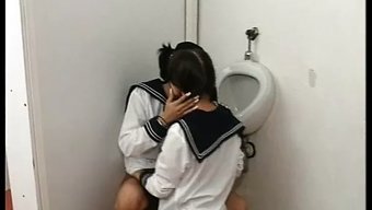 Alman Okul Kızları Banyoda Lezbiyen Zevkine Dalıyor