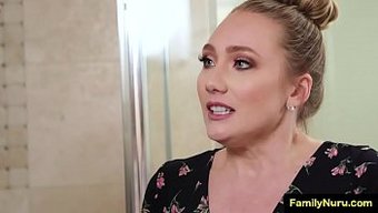 Sarışın Kız Duşta Babasına Duygusal Bir Masaj Ve El Işi Yapıyor