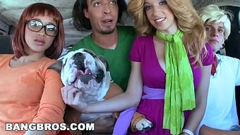 Luna Star Ve Jada Stevens, Büyük Popolu Latinlerle Cadılar Bayramı Üçlüsünde