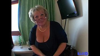 Tombul Sarışın Carole, Iç Çamaşırıyla Anal Seks Istiyor