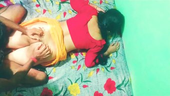 18 Yaşındaki Hint Bhabhi'Nin Sıkı Amcığı Büyük Bir Yarrağın Içinde Doluyor