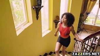 Misty Stones Ve Sarah Banks, Sıcak Bir Videoda Irklararası Yarrağın Tadını Çıkarıyorlar