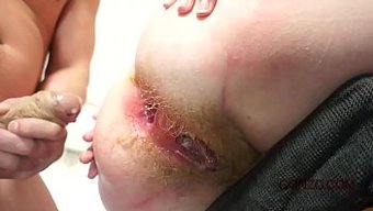 Lora'Nın Tüylü Amı Ve Götü Sert Bir Anal Sikiş Alıyor