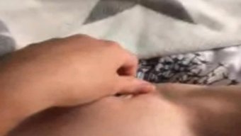 Sıkı Ve Pürüzsüz Bir Avrupalı Kız, Mastürbasyon Yaparken Hızlı Boşalıyor