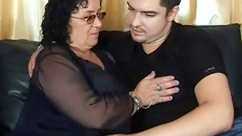 Yaşlı Kadın Anal Penetrasyon Alıyor
