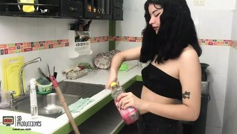 Ispanyol Üvey Kız Kardeş Her Gün Sıcak Yeni Bir Videoda Sikişiyor