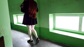 Yarağa Aç Kızıl Saçlı Yatak Odasında Derin Bir Sakso Çekiyor