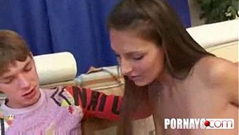 18+ Genç Kız Anal Oyundan Zevk Alıyor