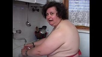 Olgun Bir Kadın Sert Bir Penis Deneyimi Istiyor