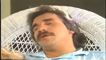 Retro Çift, Vintage Videoda Sıcak Seksin Tadını Çıkarıyor
