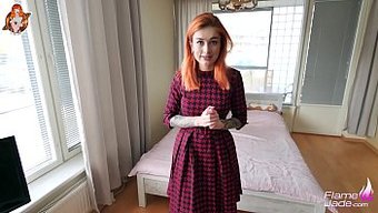 Dövmeli Kızıl Saçlı Bebek, Mastürbasyon Talimatı Oyununda Hayatınızın Bir Yolculuğunu Sunuyor