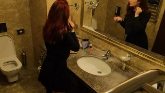 Rus Güzeli Ve Arkadaşı Sıcak Bir Banyo Seansının Tadını Çıkarıyorlar