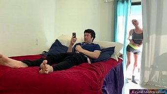 Anne Ve Oğul Ev Yapımı Videoda Samimi Anları Paylaşıyorlar
