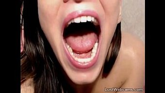 Seksi Esmer, Izleyicilere Web Kamerasında Özel Bir Zevk Gösterisi Sunuyor