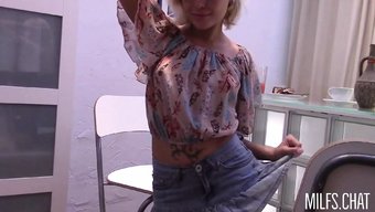 Güzel Sarışın Milf Lana, Dik Göğüslerini Ve Sıkı Poposunu Sıcak Bir Videoda Sergiliyor