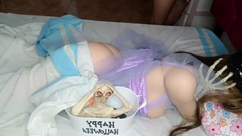 Güzel Bir Sarışın, Cadılar Bayramı Gecesinde Harika Seks Yapıyor Ve Ilk Anal Seksinden Zevk Alıyor. Büyük Göğüsler Ve Popo, 19 Yaşında, Boşalmalar Ve Oral Seks.