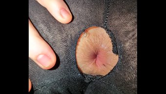 Diğerinin Haberi Olmadan Anal Seks Için Gizli Bir Delik.