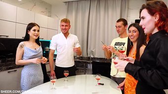Öğrenciler, Üniversitede Muhteşem Katty West’in Başrolde Olduğu Bir Grup Seks Partisini Kutluyor.