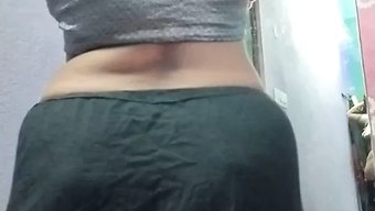 Asyalı Milf Sundari, Baştan Çıkarıcı Bir Saree Tease'De