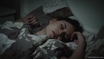 Minyon Esmer Sade Mare'Nin Traşlı Amı Ve Küçük Göğüsleri Hareket Halinde