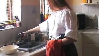 Avrupalı Kız Kendini Tatmin Ederek Orgazm Oluyor