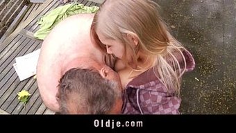 Lena Nitro'Nun Yaşlı Bir Adamın Penisindeki Inanılmaz Sakso Becerileri