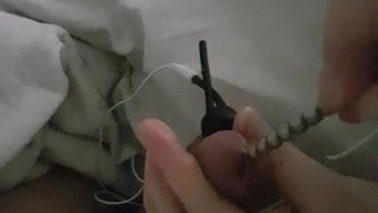 Oyunbaz Hemşire Büyük Yarak Ve Elektro Seslerden Zevk Alıyor