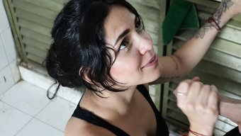 18 Yaşındaki Üvey Kız Kardeş Amatör Porno Videosunda Derin Bir Boğaz Alıyor