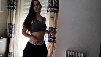 Sarışın Bebek 18 Yaşındaki Göğüslerini Sergiliyor