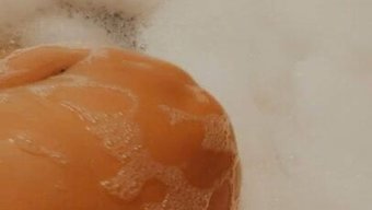 Doğal Göğüslü Afrikalı Olgun Bir Kadın Banyo Zamanından Zevk Alıyor