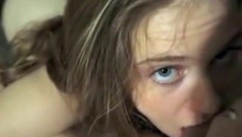 Ev Yapımı Videoda Büyük Bir Yarak Ve Yüzüne Boşalma Alan Kız