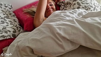 Bir Eşin Koca Işteyken Inlemeleri Ve Boşalmalarının Ev Yapımı Videosu