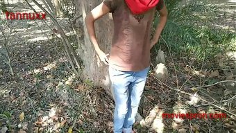 Ateşli Sevgili, Bu Ateşli Videoda Erkek Arkadaşıyla Dışarıda Sikişiyor.