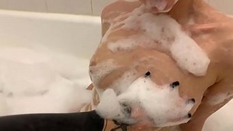 Iki Zayıf Kızın Sıcak Banyo Eğlencesine Daldığını Izleyin