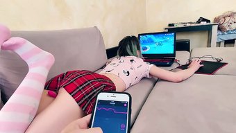 Amatör Üvey Kız Kardeş Oyun Oynarken Yakalanır Ve Üveyn Kardeşi Tarafından Becerilir