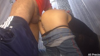 Büyük Bir Yarak Ve Derin Bir Popo Ile Sıcak Duş Seksleri Yutkunuyor