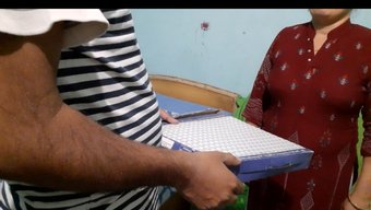 Kuryeci Oğlan, Ateşli Müşteriyi Kapısında Sikişledi; Sıradan, Ateşli Bir Sahneydi.