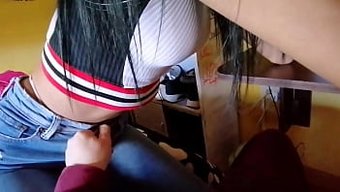 Genç Üniversite Öğrencisi, Ödev Yaparken Yaramazlık Yapıyor