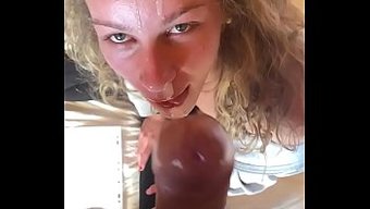 18 Yaşındaki Sarışın Kız Arkadaşım Sabah Bir Saksoda Tüm Spermlerimi Yutuyor