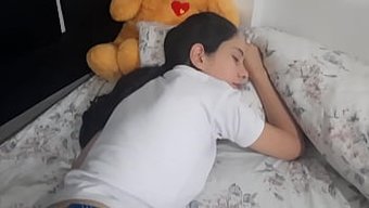 Pov Gerçeği: Minyon Genç Ev Yapımı Videoda Sert Bir Şekilde Beceriliyor